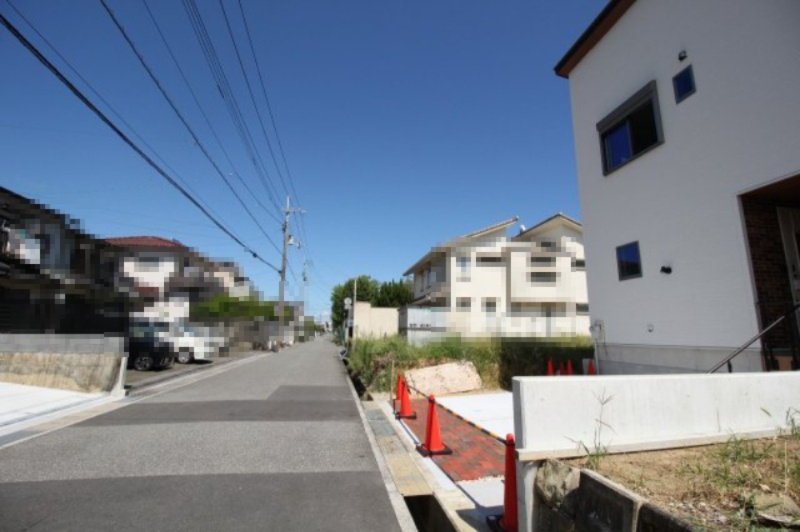一ツ橋　5号地　新築戸建（全6区画）の前面道路含む現地写真
