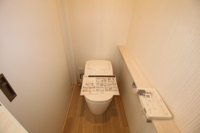 一ツ橋　5号地　新築戸建（全6区画）のトイレ|1F　タンクレストイレ