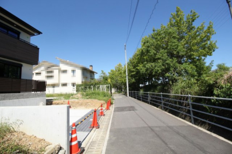 一ツ橋　6号地　新築戸建（全6区画）の前面道路含む現地写真