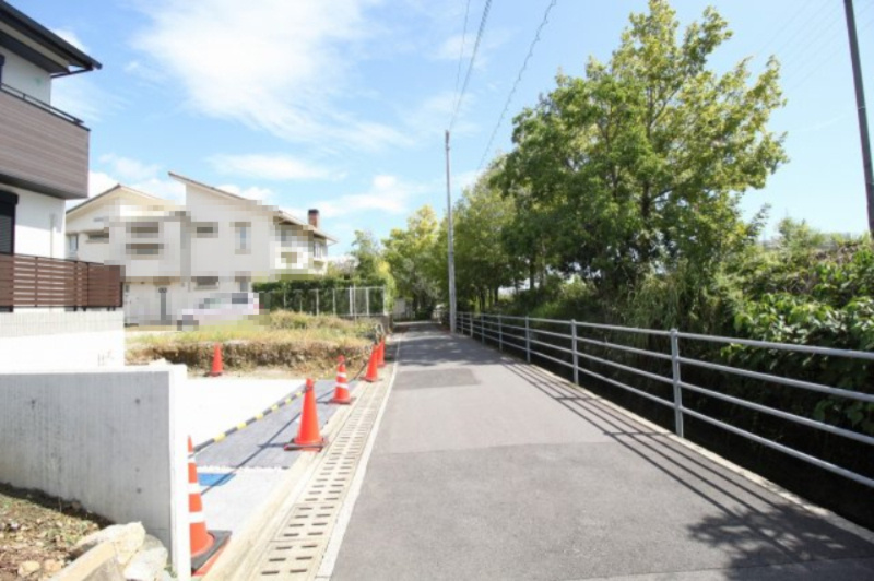 一ツ橋　6号地　新築戸建（全6区画）の前面道路含む現地写真