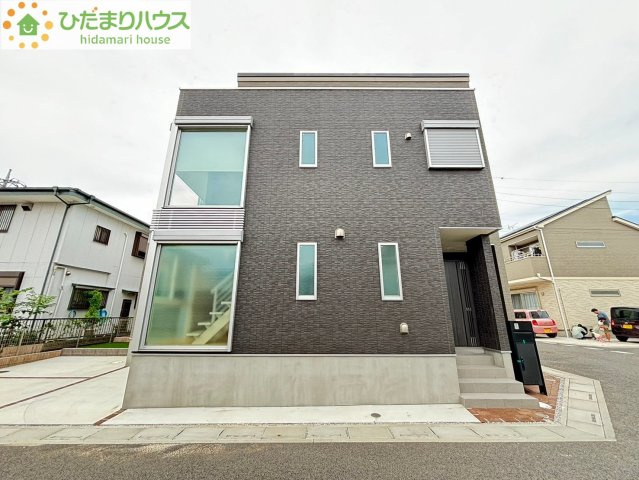 西区佐知川　中古一戸建ての前面道路含む現地写真