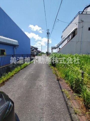 ６３４３４　本巣市下真桑土地の前面道路含む現地写真