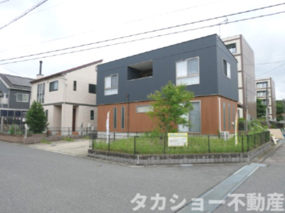 【外観】 | 市原市青葉台1丁目　中古戸建 | 東南道路の角地!!
駐車場は2台、車種によっては3台駐車可能です☆