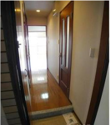 御所北エクセル三宅の玄関