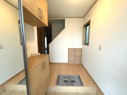 行田市藤原町～中古戸建住宅～の玄関|明るい玄関です。