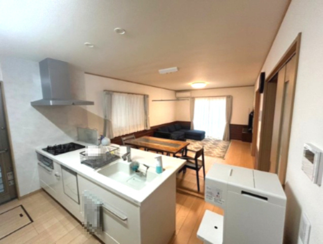 行田市藤原町～中古戸建住宅～の居間・リビング|スタイリッシュなペニンシュラキッチン。食洗機付き。勝手口標準です。