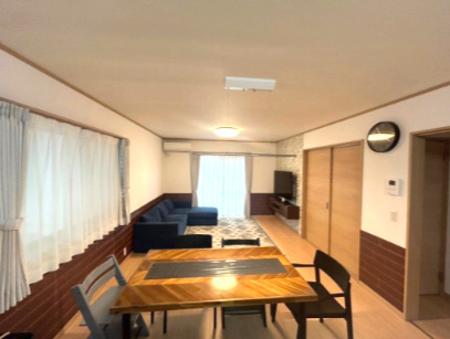 行田市藤原町～中古戸建住宅～の居間・リビング|約16.7帖の広いリビングです。