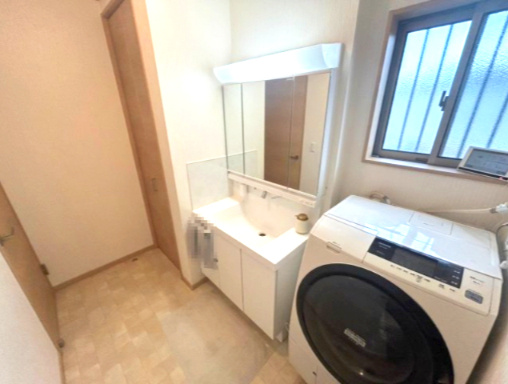 行田市藤原町～中古戸建住宅～の独立洗面台|三面鏡洗面台です。