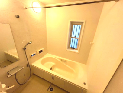 行田市藤原町～中古戸建住宅～の浴室|TV付きバスルームです。