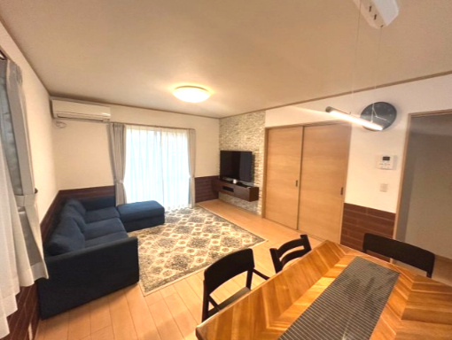 行田市藤原町～中古戸建住宅～の居間・リビング|隣は6帖和室です。