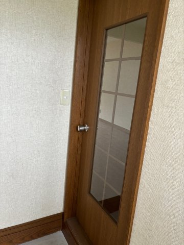 フォーラム東洋C棟の内装|玄関からリビングに入る前に1枚扉があります