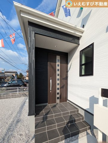 Livele Garden.S　太田第2小舞木町のエントランス|雨が防げる広々エントランス
駐車場からアクセスの良いエントランス。雨の日や荷物が多くても安心の動線♪