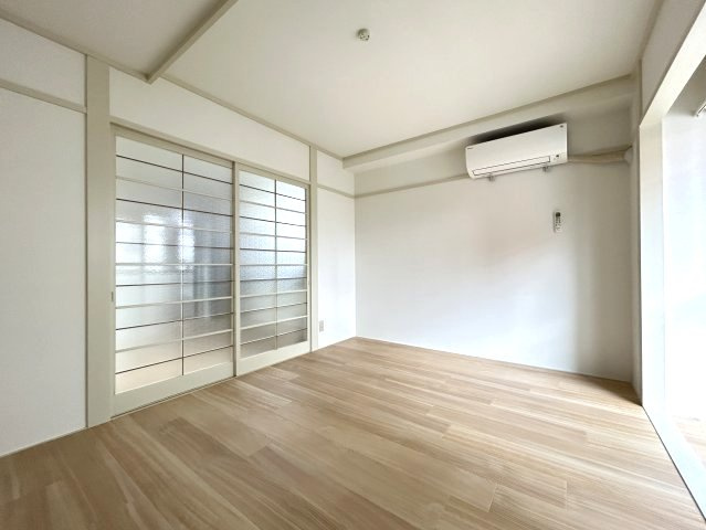 間仕切りのあるダイニング横洋室です。