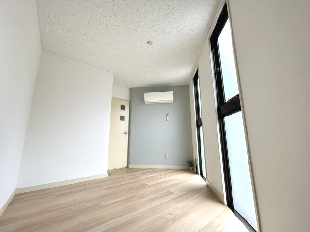 採光の取れる洋室です。