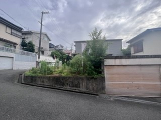 売土地　四條畷市岡山東5丁目（建築条件無し更地）の前面道路含む現地写真