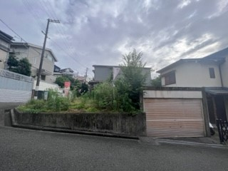 売土地　四條畷市岡山東5丁目（建築条件無し更地）の前面道路含む現地写真