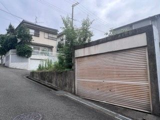 売土地　四條畷市岡山東5丁目（建築条件無し更地）の前面道路含む現地写真