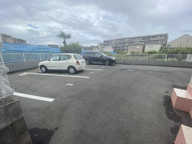 シャトレー新井の駐車場