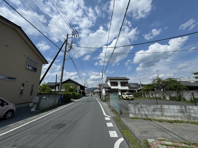 ‐三丁目不動産‐　秩父市下宮地町の前面道路含む現地写真