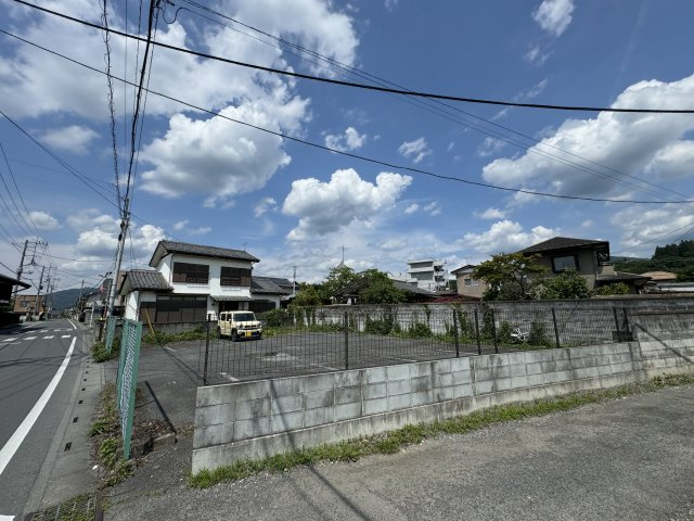 ‐三丁目不動産‐　秩父市下宮地町の前面道路含む現地写真