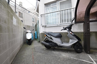 【駐車場】 | バイク置き場。空き区画の有無や駐輪料金、サイズおよび排気量規定などについては、改めてお問い合わせください。～即日のご見学可能～　お問合せはお気軽にどうぞ。
