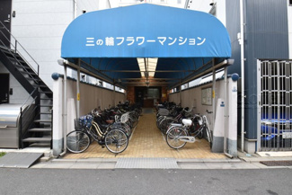 【エントランス】 | お客様を、そして住人を出迎えてくれるマンションのエントランス。ゴミが落ちていないことからも、管理状態の良さや住民の節度の高さが見て取れます。～即日のご見学可能～　お問合せはお気軽にどうぞ。
