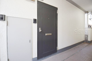【その他共用部分】 | 皆様をお迎えする、お部屋の玄関ドア。開けやすさや開放角度、ドアノブの操作しやすさや鍵の形状などを、現地で一度ご確認ください。～即日のご見学可能～　お問合せはお気軽にどうぞ。