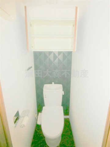 K-residence蒲田のトイレ|吊戸棚と温水洗浄便座付きのトイレ