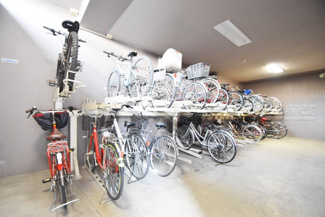 【駐車場】 | 自転車置き場。マンションの共用部にあたります。空きの有無や駐輪料金、各戸の台数制限などについては、改めてお問い合わせください。～即日のご見学可能～　お問合せはお気軽にどうぞ。