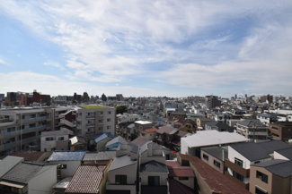 【展望】 | 眼前に広がる空の雄大さと、このお部屋の自慢の一つである「眺望」をご覧ください。毎日、この景色を独り占めできる新生活に夢が広がります。～即日のご見学可能～　お問合せはお気軽にどうぞ。