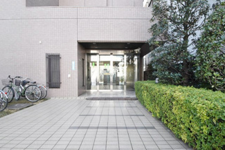 【エントランス】 | オートロックを備えた、マンションのエントランス。やはりセキュリティの観点は欠かすことができません。皆様を“安全”に送り出し、出迎えてくれます。～即日のご見学可能～　お問合せはお気軽にどうぞ。