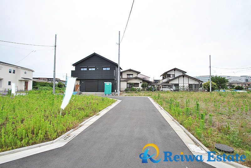 売地　茅ヶ崎市今宿　の前面道路含む現地写真