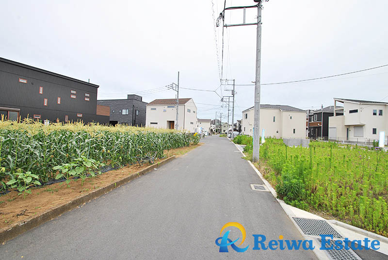 売地　茅ヶ崎市今宿　の前面道路含む現地写真
