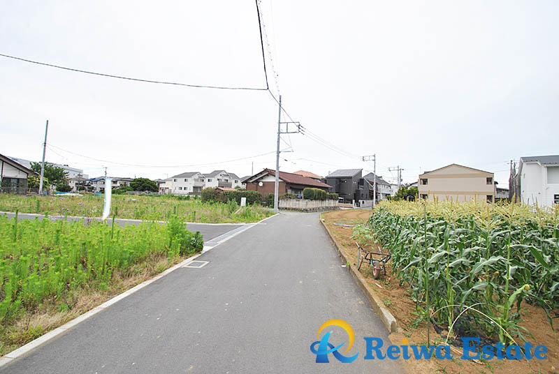 売地　茅ヶ崎市今宿　の前面道路含む現地写真