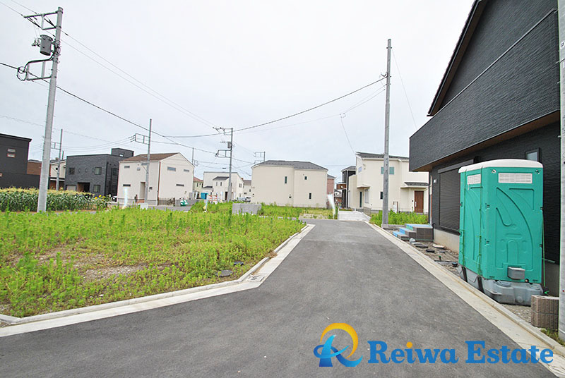 売地　茅ヶ崎市今宿　の前面道路含む現地写真