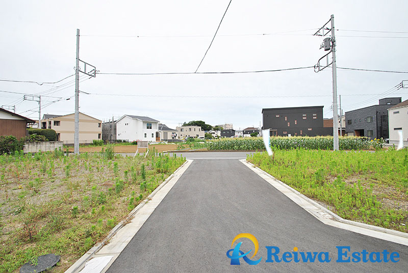 売地　茅ヶ崎市今宿　の前面道路含む現地写真