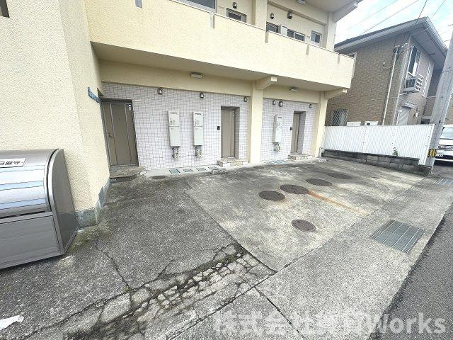 徳島市中島田町２丁目の賃貸マンションの駐車場|駐車場があるので、車を買う予定の方も安心です