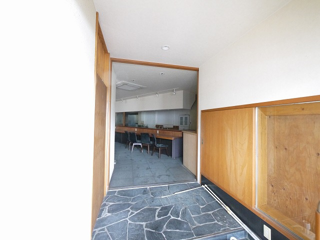 南郡山筒井店舗（667-2）の玄関