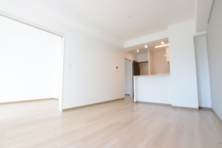 白を基調にしたシンプルなお部屋です！