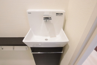 お手洗いの中に、洗面所がございます！