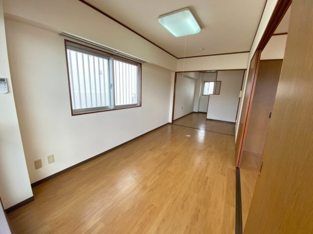 【洋室】 | レジデンス・クレディ | ※写真は反転タイプのお部屋になります

