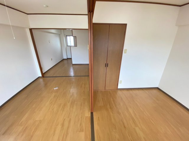 【洋室】 | レジデンス・クレディ | ※写真は反転タイプのお部屋になります

