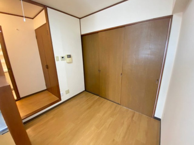 【洋室】 | レジデンス・クレディ | ※写真は反転タイプのお部屋になります

