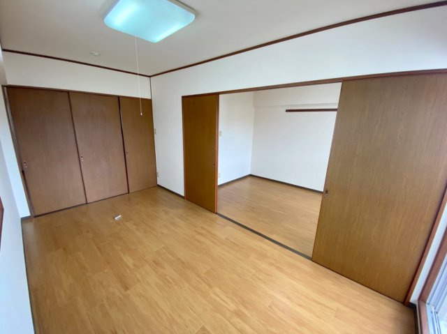 【洋室】 | レジデンス・クレディ | ※写真は反転タイプのお部屋になります

