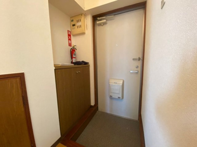 【玄関】 | レジデンス・クレディ | ※写真は反転タイプのお部屋になります

