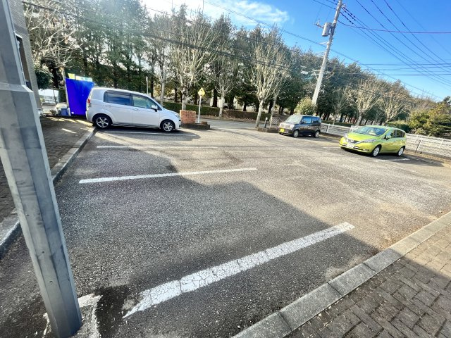 フィオーレAの駐車場