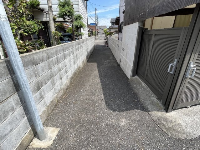 【前面道路含む現地写真】 | 駐車場はブロック塀等の加工をお勧めします。