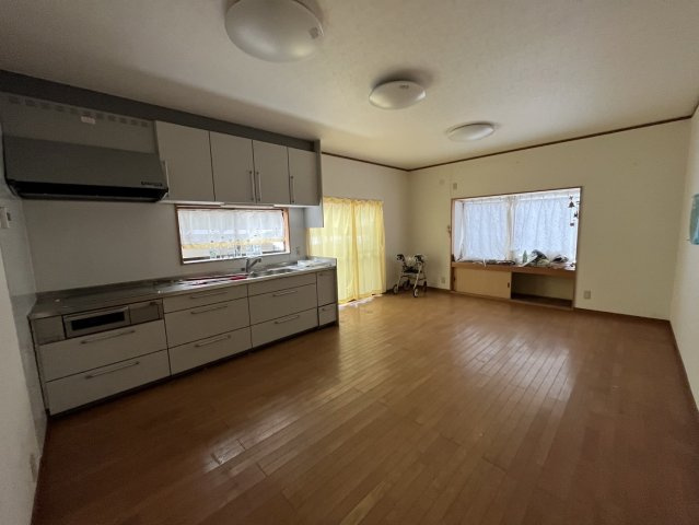 【居間・リビング】 | １４畳ひろびろリビングで家族くつろぎの空間♪広いシステムキッチンも魅力です☆
