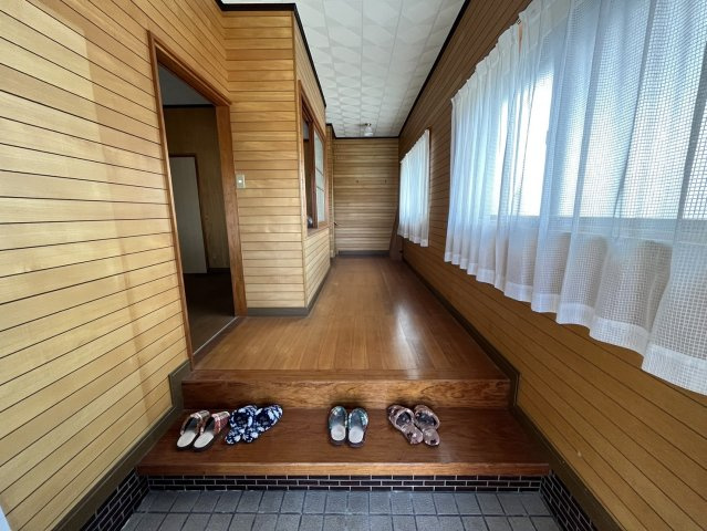 【玄関】 | 木目調がおしゃれです♪余裕のある玄関でお客様をお出迎えできます☆