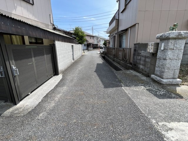 【前面道路含む現地写真】 | しっかり舗装された道路で泥はね陥没の心配がないです☆